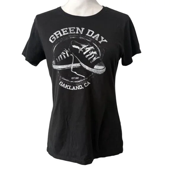 Green Day Oakland CA Graphic T-Shirt Medium Ladies Crew Neck Black Short Sleeve - Picture 1 of 9